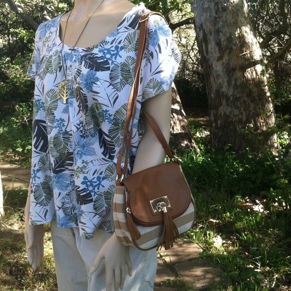 NWT Apt. 9 Beige Stripe Simone Crossbody Purse - Picture 3 of 4